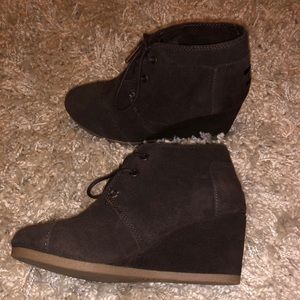 TOMS women’s suede wedge